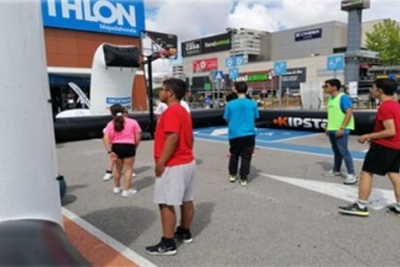 Niños con trastornos neurológicos disfrutando de actividades de ocio. Fin de Curso en Decathlon - junio 2026